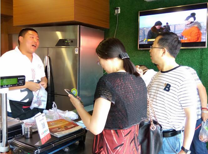 一家黑猪肉小店缘何天天排队，揭密红山草猪专卖店火爆背后