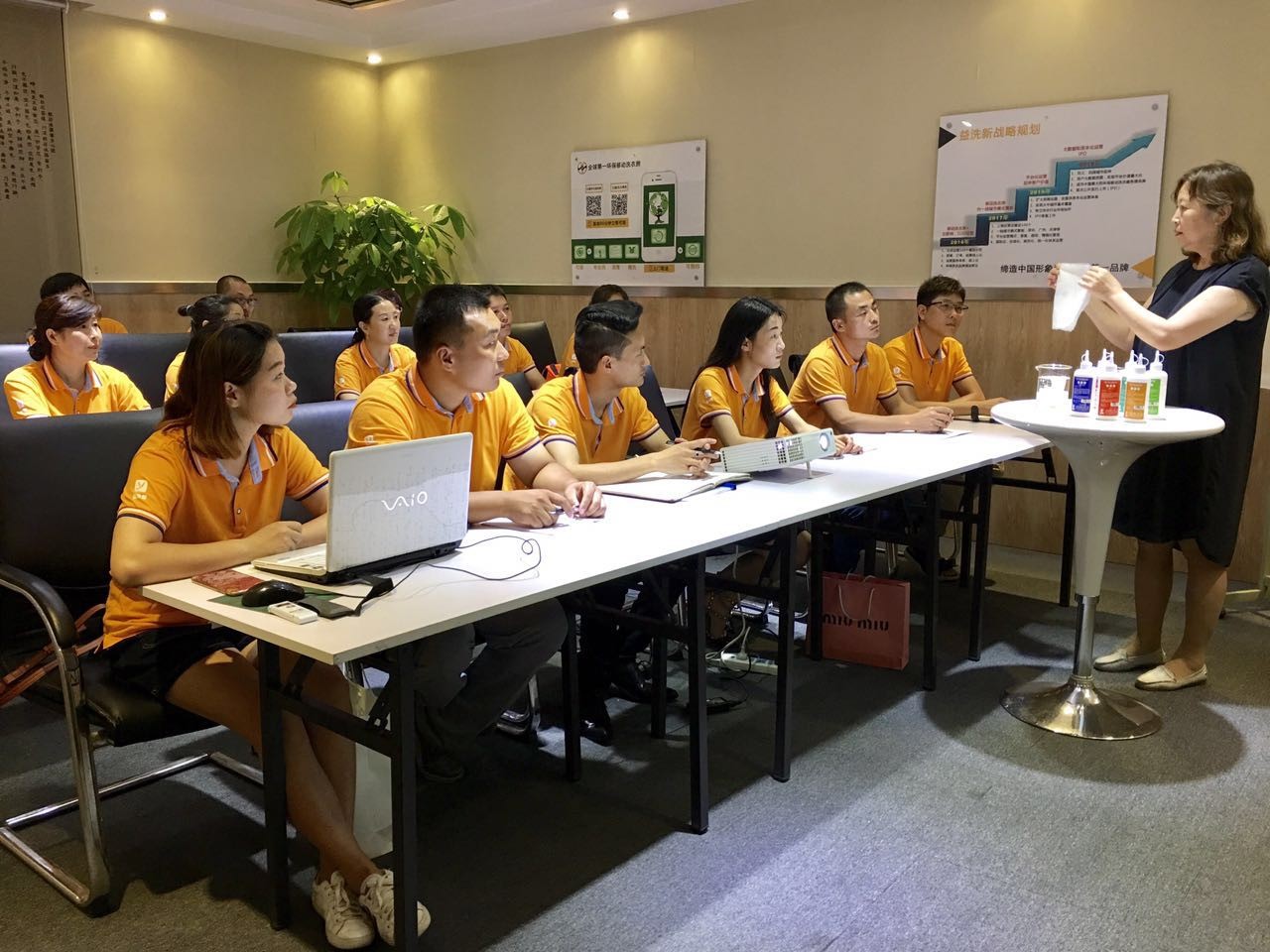 益洗新专业培训提高技师素养只为给您最专业的服务