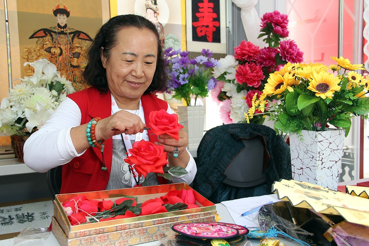 莫斯科开出永不凋谢的绢花，以假乱真惊呆观众