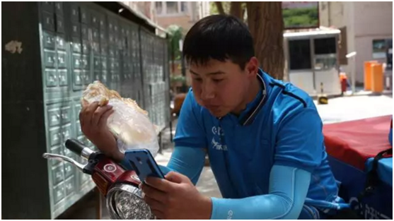 你可见过骑驴送餐的饿了么小哥？但这在80℃的吐鲁番还不是最奇葩的