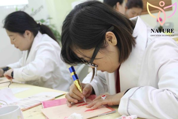 广州顶尖韩式半永久纹绣培训学校【质兰.丽晶】一对一辅导